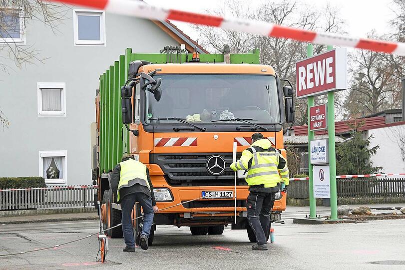 Die junge Frau wurde von der Hinterachse des Lkw erfasst und überrollt.