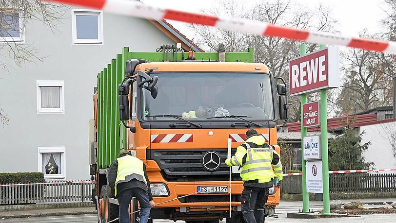 Die junge Frau wurde von der Hinterachse des Lkw erfasst und überrollt. Die junge Frau wurde von der Hinterachse des Lkw erfasst und überrollt.