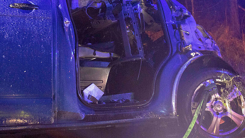 In einer Rechtskurve verlor der 21-Jährige die Kontrolle über seinen Wagen und krachte in den Sattelzug.