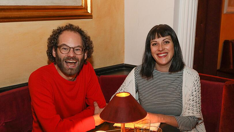 Der Kabarettist ausnahmsweise bebrillt im Interview mit AZ-Reporterin Jasmin Menrad. Der Kabarettist ausnahmsweise bebrillt im Interview mit AZ-Reporterin Jasmin Menrad.