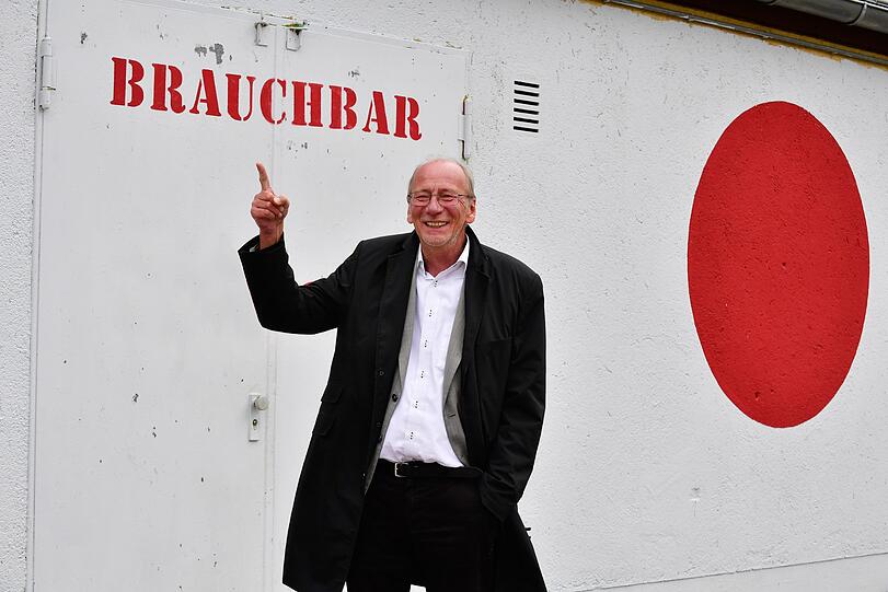 Selbstironisches Amtszeitfazit? Kulturreferent Hans-Georg Küppers im Kreativquartier Dachauer- Ecke Leonrodstraße.