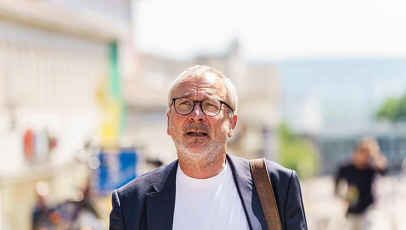 Volker Beck, Präsident der Deutsch-Israelischen Gesellschaft, geht durch die Innenstadt von Kassel.