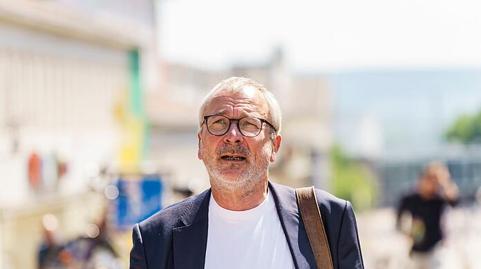 Volker Beck, Präsident der Deutsch-Israelischen Gesellschaft, geht durch die Innenstadt von Kassel.