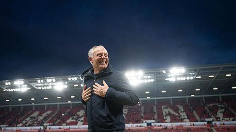 Freiburgs Trainer Christian Streich im Stadion.