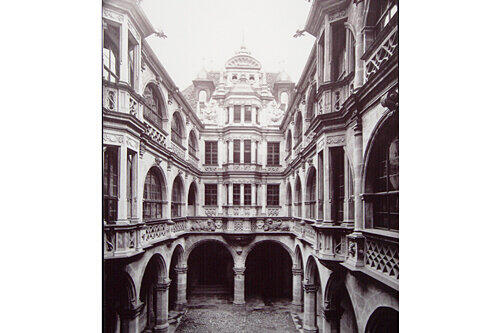Soll 63 Jahre nach der Zerstörung auferstehen: Der 1607 erbaute Innenhof des Pellerhauses auf einer Fotografie aus dem Jahre 1935.