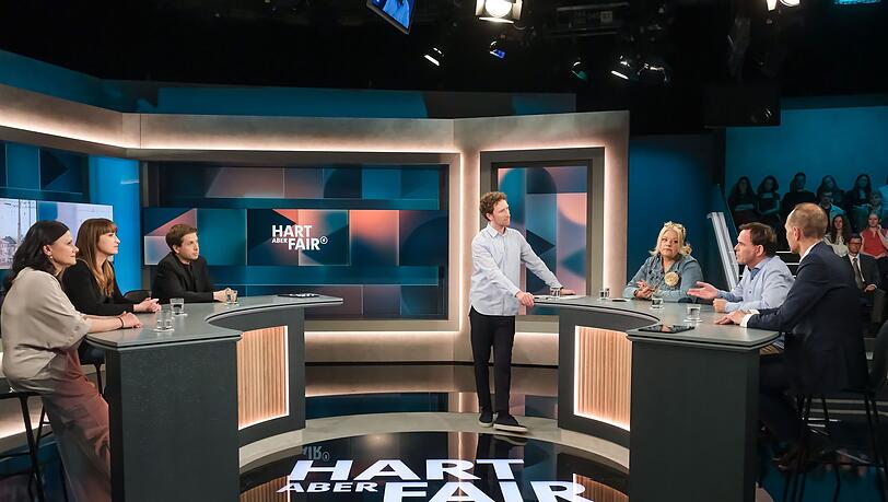 Gitta Connemann (CDU), Heidi Reichinnek (Linke), Kevin Kühnert (SPD), Moderator Louis Klamroth, Moderatorin Tine Wittler, Wirtschaftsjournalist Hermann-Josef Tenhagen und Immobilienunternehmer Jürgen Michael Schick diskutierten bei "Hart aber fair" über den Wohnungsmarkt. Gitta Connemann (CDU), Heidi Reichinnek (Linke), Kevin Kühnert (SPD), Moderator Louis Klamroth, Moderatorin Tine Wittler, Wirtschaftsjournalist Hermann-Josef Tenhagen und Immobilienunternehmer Jürgen Michael Schick diskutierten bei "Hart aber fair" über den Wohnungsmarkt.