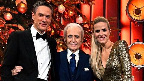 30. José Carreras Gala: Gastgeber José Carreras (Mitte) und seine Co-Moderatoren Stephanie Müller-Spirra und Sven Lorig freuen sich über 3.549.283 Euro Spenden für den Kampf gegen Leukämie und andere schwere Knochenmarks- und Bluterkrankungen.