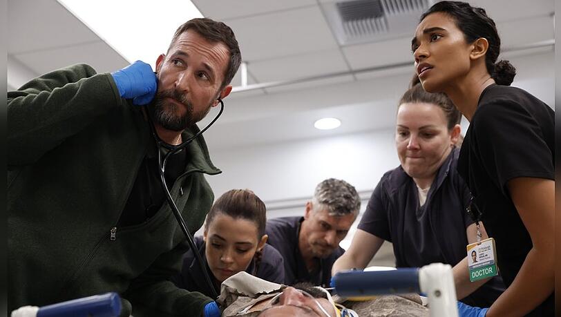 Oberarzt Dr. Michael "Robby" Robinavitch (Noah Wyle, l.) und sein Team im "The Pitt".