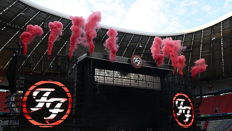 Noch bevor die ersten Akkorde von &bdquo;All My Life&ldquo; als Opener erklingen.
