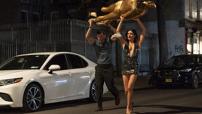 Kein Witz: An dieser mit Pseudo-Action geraubten Werbepuppe h&auml;ngt das letzte verf&uuml;gbare Pr&auml;servativ der Stadt New York. Owen (Callum Turner) und Allie (Monica Barbaro) k&auml;mpfen darum &ndash; gegeneinander, bis sie sich als Traumpaar entdecken.