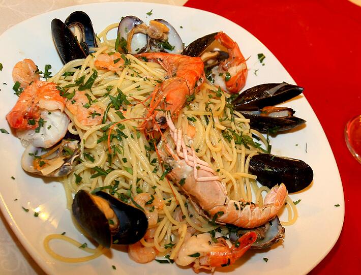Auf der Karte stehen die Klassiker der italienischen Küche &ndash; etwa Pasta mit Meeresfrüchten.