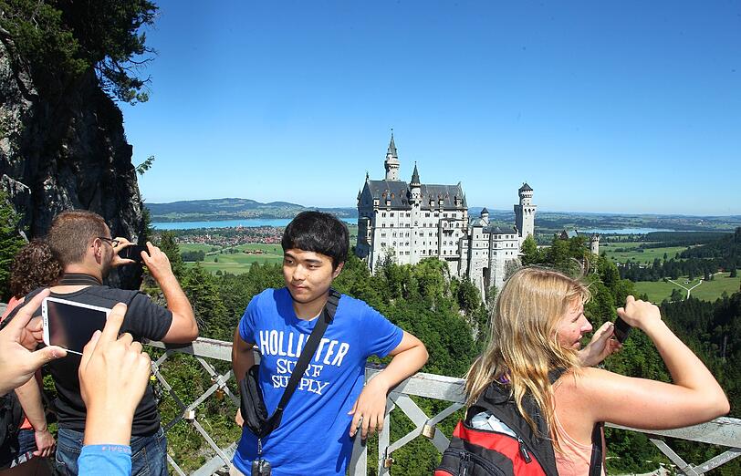 Nach jahrelanger Sanierung der Fassaden von Schloss Neuschwanstein können die Besucher wieder einen freien Blick auf das Märchenschloss genießen.