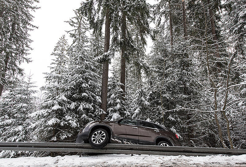 Da waren die Sommerreifen schon drauf. Im Schwarzwald sorgte der Schnee für Unfälle.
