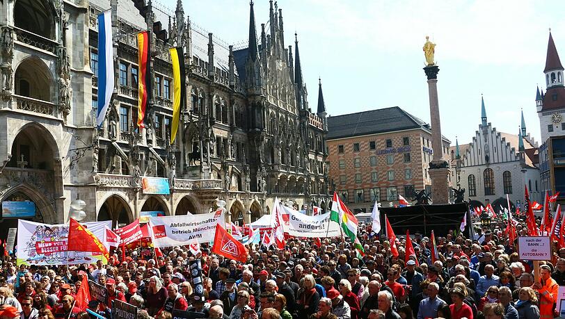 Gut gefüllt: Bei der Rede von Dieter Reiter drängen sich die Menschen auf dem Marienplatz. Gut gefüllt: Bei der Rede von Dieter Reiter drängen sich die Menschen auf dem Marienplatz.