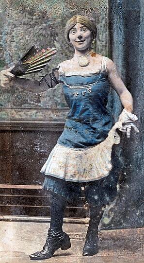 Liesl Karlstadt auf der Bühne, 1911.
