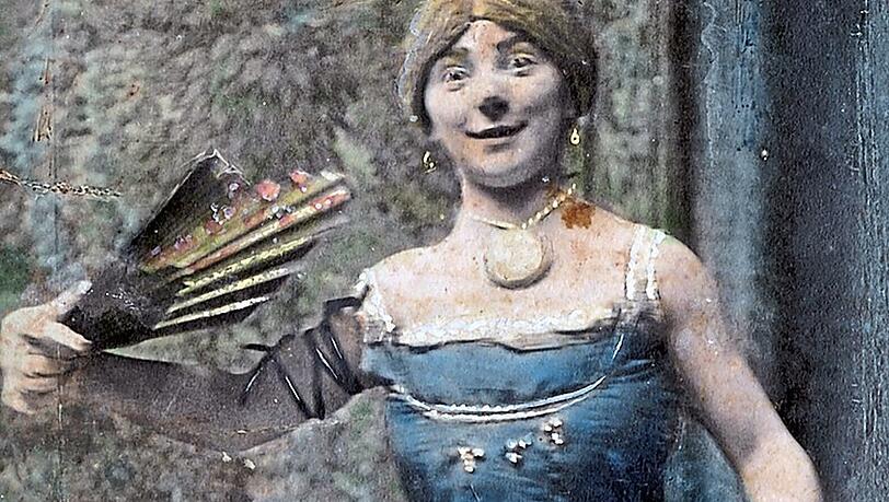 Liesl Karlstadt auf der Bühne, 1911. Liesl Karlstadt auf der Bühne, 1911.