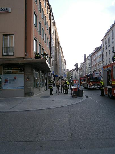 Einsatz am Sonntagabend: Die Leuchtreklame an diesem Haus in der Sendlinger Straße hat gebrannt.