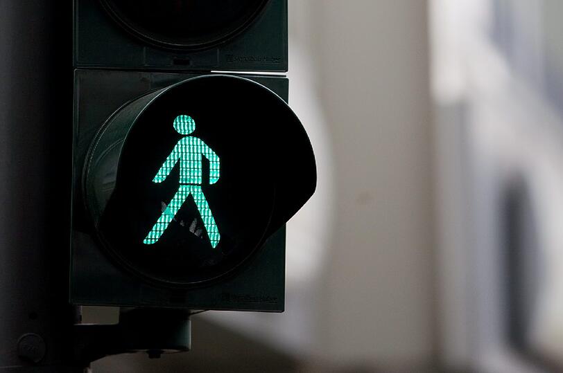 Die Ampel der Fußgängerin zeigte grün. Foto: dpa