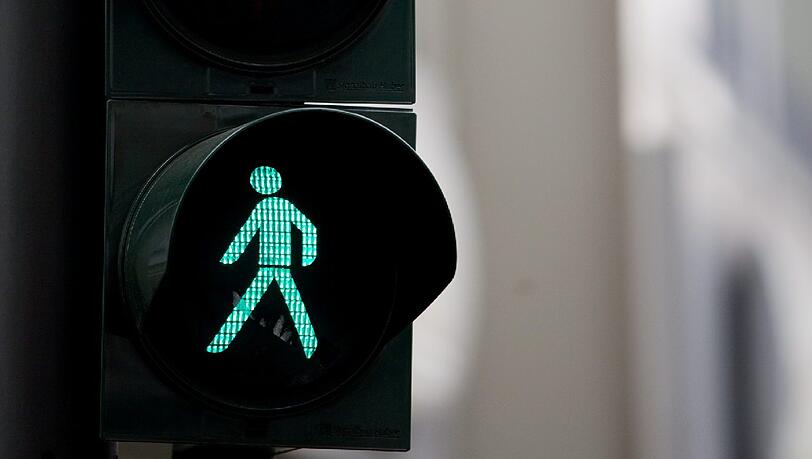 Die Ampel der Fußgängerin zeigte grün. Foto: dpa Die Ampel der Fußgängerin zeigte grün. Foto: dpa
