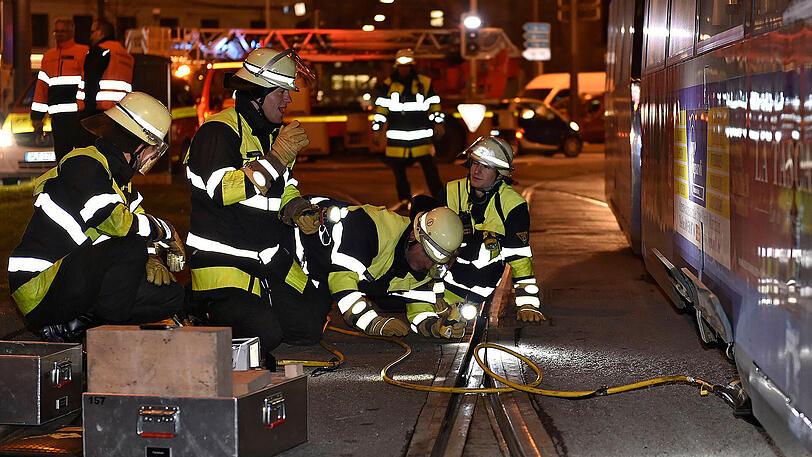 Am Lenbachplatz touchierten sich zwei Trams. Es war Muskelkraft nötig bei der Bergung.