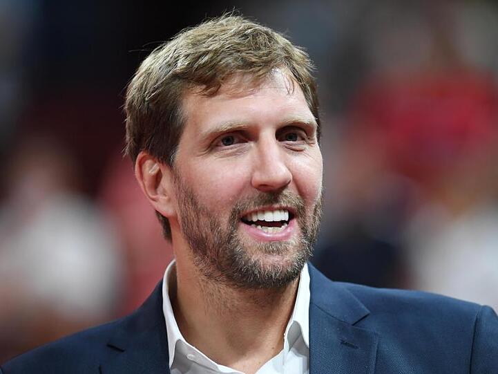 Der ehemalige deutsche Basketballspieler Dirk Nowitzki vertreibt sich mit seinen Kindern die Zeit vorm Fernseher.