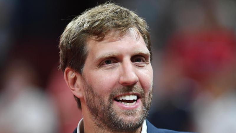 Der ehemalige deutsche Basketballspieler Dirk Nowitzki vertreibt sich mit seinen Kindern die Zeit vorm Fernseher. Der ehemalige deutsche Basketballspieler Dirk Nowitzki vertreibt sich mit seinen Kindern die Zeit vorm Fernseher.