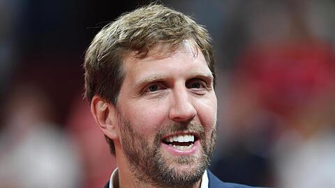 Der ehemalige deutsche Basketballspieler Dirk Nowitzki vertreibt sich mit seinen Kindern die Zeit vorm Fernseher.