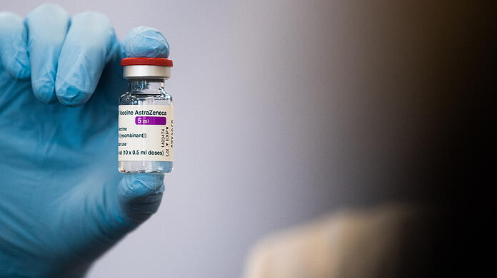 Ab Montag wird Astrazeneca nur noch in Arztpraxen und nicht mehr in den Impfzentren verimpft. (Symbolbild)