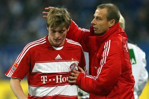 Schützende Hand oder Kopfwäsche? Bayern-Trainer Jürgen Klinsmann mit Toni Kroos, der an Leverkusen ausgeliehen wird.