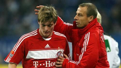 Schützende Hand oder Kopfwäsche? Bayern-Trainer Jürgen Klinsmann mit Toni Kroos, der an Leverkusen ausgeliehen wird. Schützende Hand oder Kopfwäsche? Bayern-Trainer Jürgen Klinsmann mit Toni Kroos, der an Leverkusen ausgeliehen wird.