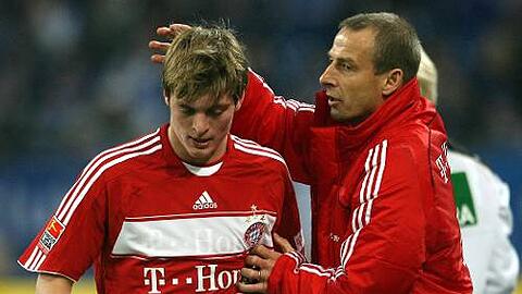 Schützende Hand oder Kopfwäsche? Bayern-Trainer Jürgen Klinsmann mit Toni Kroos, der an Leverkusen ausgeliehen wird.