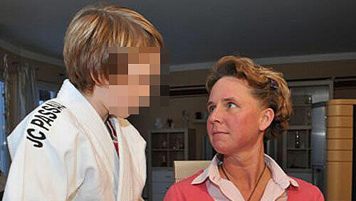 utter Barbara Zeilinger und ihr Sohn Siegfried (Namen geändert) überführten mit ihren Aussagen den Kinderschänder. utter Barbara Zeilinger und ihr Sohn Siegfried (Namen geändert) überführten mit ihren Aussagen den Kinderschänder.