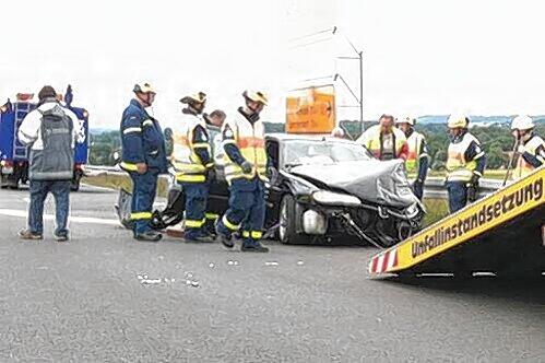 Fünf Schwerverletzte forderte dieser Unfall bei Bayreuth, das Leben einer jungen Frau hängt am seidenen Faden.