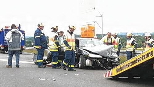 Fünf Schwerverletzte forderte dieser Unfall bei Bayreuth, das Leben einer jungen Frau hängt am seidenen Faden. Fünf Schwerverletzte forderte dieser Unfall bei Bayreuth, das Leben einer jungen Frau hängt am seidenen Faden.