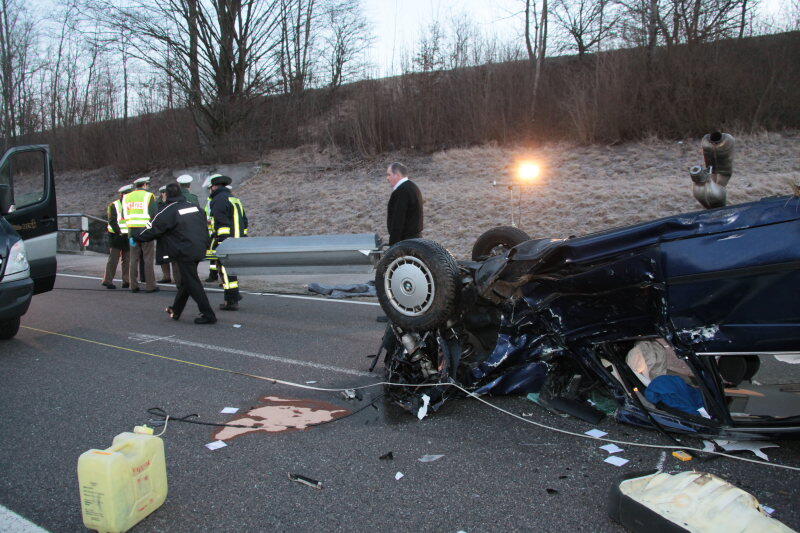 Schwerer Unfall im Kreis Erding: Ein junger Autofahrer stirbt. Die Bilder von der Unglücksstelle.
