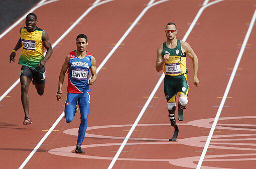 Der &bdquo;Blade Runner&ldquo; aus Südafrika nahm im Vorlauf über 400 m als erster doppelt unterschenkelamputierter Läufer an einem olympischen Wettbewerb teil. Im fast ausverkauften Olympiastadion belegte Oscar Pistorius in  den zweiten Rang und zog souverän ins Halbfinale ein.