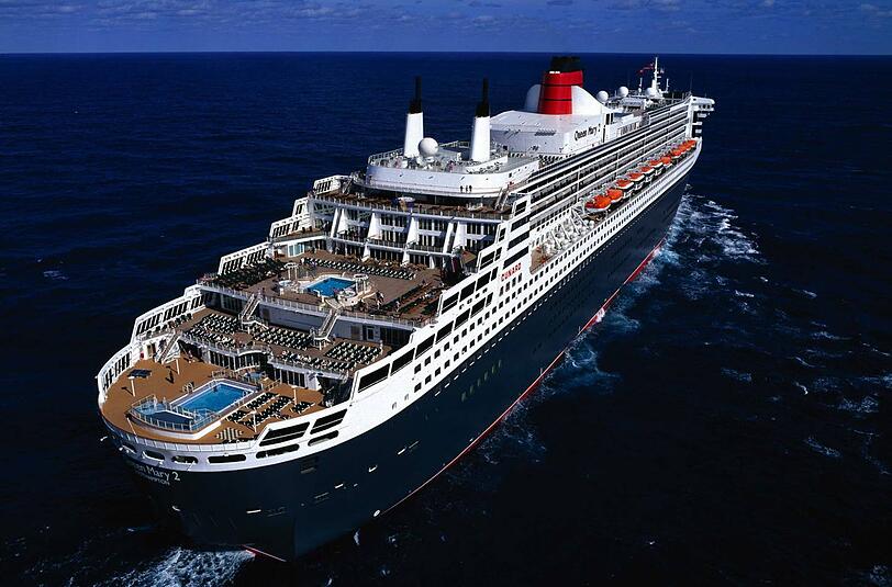 Die Queen Mary 2 hat 148  000 Brruttoregistertonnen (BRT) ist 345  Meter lang und bietet Platz für 2592  Passagiere