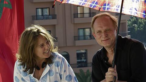 Ulrich Tukur mit Caroline Link beim Dreh in Marokko.