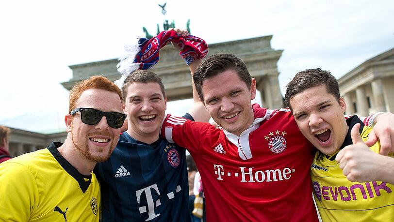 Immer gegeneinander - von wegen! Fans vom FC Bayern München und Borussia Dortmund feiern gemeinsam vor dem Brandenburger Tor. Immer gegeneinander - von wegen! Fans vom FC Bayern München und Borussia Dortmund feiern gemeinsam vor dem Brandenburger Tor.