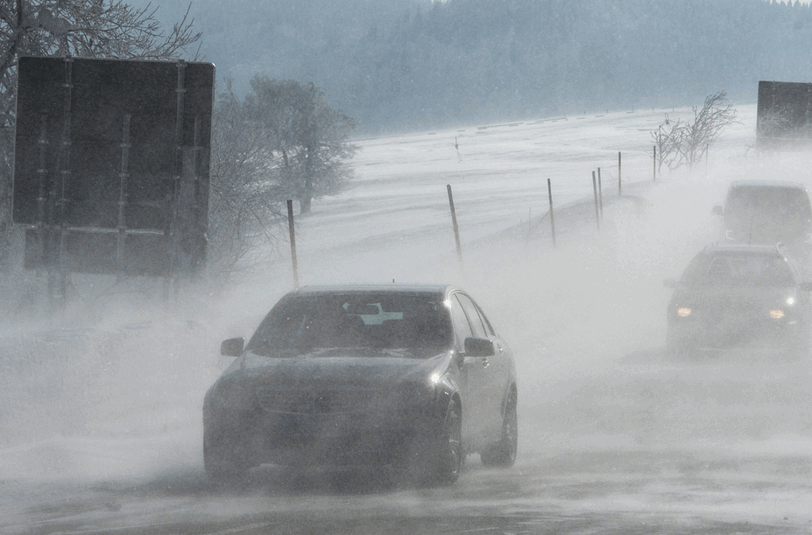 Autos fahren am 06.02.2015 bei Hofsgrund (Baden-Württemberg) durch eine Schneewolke. Sturmböen führen zu starken Schneeverwehungen.