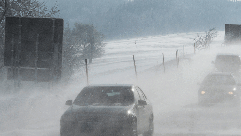 Autos fahren am 06.02.2015 bei Hofsgrund (Baden-Württemberg) durch eine Schneewolke. Sturmböen führen zu starken Schneeverwehungen. Autos fahren am 06.02.2015 bei Hofsgrund (Baden-Württemberg) durch eine Schneewolke. Sturmböen führen zu starken Schneeverwehungen.