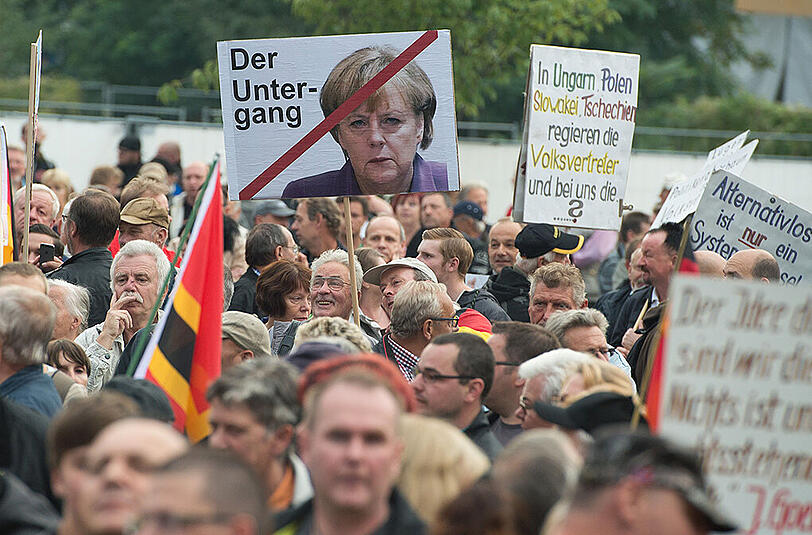 2010: WutbürgerDas neu geschaffene Wort wurde verwendet, "um einer Empörung in der Bevölkerung darüber Ausdruck zu geben, dass politische Entscheidungen über ihren Kopf hinweg getroffen werden". Das Wort dokumentiere "ein großes Bedürfnis der Bürgerinnen und Bürger, über ihre Wahlentscheidung hinaus ein Mitspracherecht bei gesellschaftlich und politisch relevanten Projekten zu haben".
