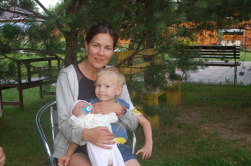 Kamilla mit Bruder Emil auf dem Schoß von Mutter Diana.
