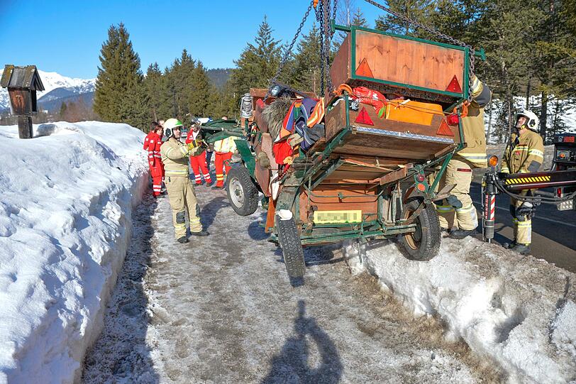 Bei einem Unfall mit einer Kutsche auf der Leutascher Straße in Reith bei Seefeld wurden vier Menschen verletzt. Die Bilder vom Unfallort.