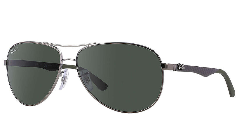 Ray-Ban &ndash; Keine Sonnenbrillen sind angesagter als die von Ray-Ban. Womöglich liegt das an dem Markennamen, der keinesfalls etwa den Namen des Erfinders darstellt, sondern einfach auf Englisch die Funktion der Brillen beschreibt: ray ban &ndash; (Sonnen-)Strahlen blockieren.