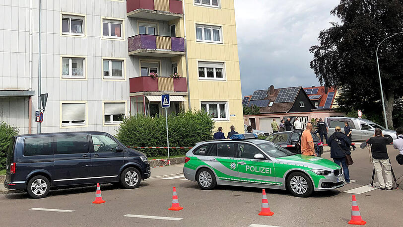 Polizeikräfte am Tatort in Gunzenhausen.