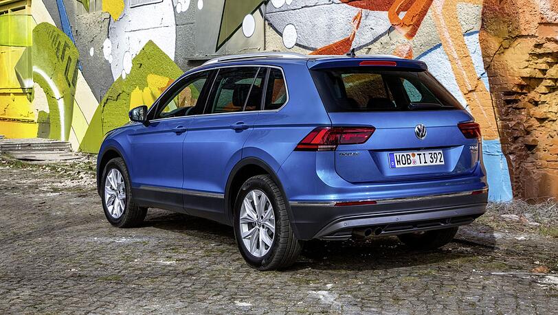 Der Tiguan schaut speziell von hinten ein bisschen aus wie ein geschrumpfter Touareg - was durchaus positiv ist. Der Tiguan schaut speziell von hinten ein bisschen aus wie ein geschrumpfter Touareg - was durchaus positiv ist.