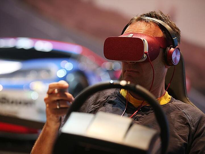 Virtuelle Realität in der Messehalle: Ein Besucher der Gamescom in Köln spielt mit VR-Brille.