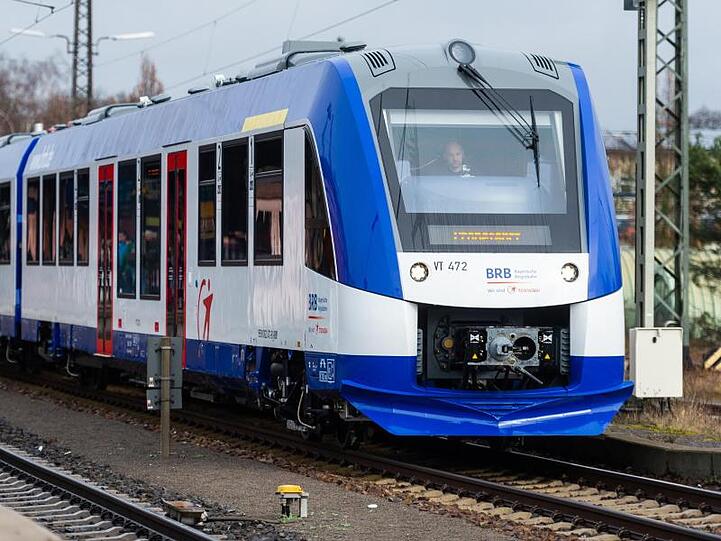 Ein Nahverkehrszug der Bayerischen Regiobahn. Foto: Philipp Schulze/dpa/Archivbild