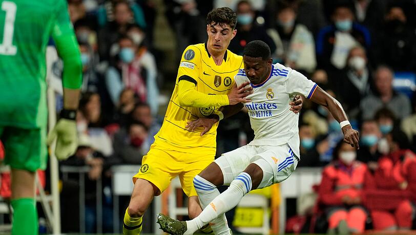 Kai Havertz (l) vom FC Chelsea und Real Madrids David Alaba kämpfen um den Ball.